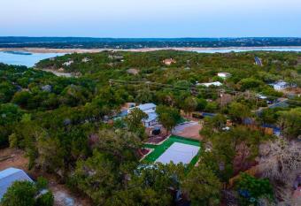 Space Cowboy Ranch has rooms with a private hot tub