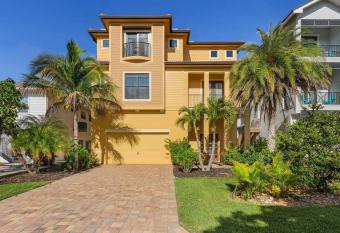 The MAC Beach House! Premier location! Pet Friendly has rooms with a private hot tub