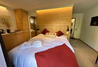 John s LOdge allows 18 year olds to book a room