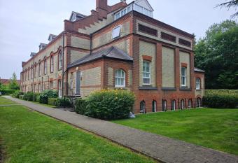 3 Bedroom, 2 Bathroom, Fully Furnished Stylish Apartment - Harry Potter Warner Bro Studio Accomodation Sleeps upto 8, Families & Contractors Welcome allows 18 year olds to book a room