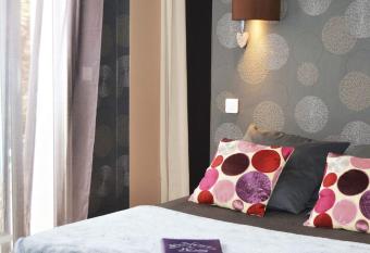 Pour vous allows 18 year olds to book a room