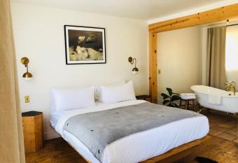 Alamo Motel allows 18 year olds to book a room