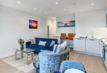 Luxury Two Bed Apartment in Southend-on-Sea 8 allows 18 year olds to book a room