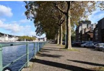 Logement Le Pav   allows 18 year olds to book a room