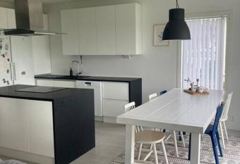 Koti Auringossa has rooms with a private hot tub