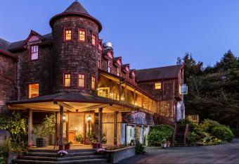 Arch Cape Inn and Retreat has rooms with a private hot tub