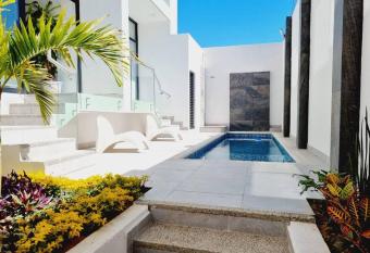 (2) Departamento Vacacional Nuevo 100% Equipado has rooms with a private hot tub