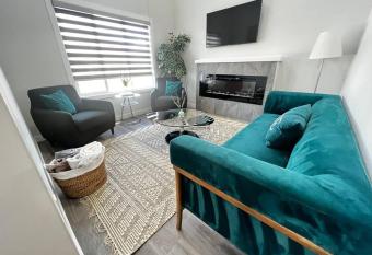 45ORCH Stylish & Cozy 4BR Hse - Ideal 4 Business & Fun has Balcony rooms