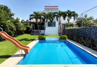 Casa con alberca privada y agradable jard  n has Balcony rooms