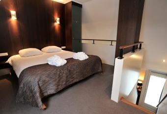 Golden Tulip West Ende has rooms with a private hot tub