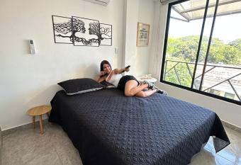 Hermoso ApartaEstudio Centrico has Balcony rooms