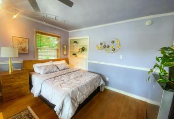 Sweet Home with Ample Parking Only 2mins to Freeway has Balcony rooms