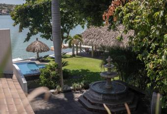 Lake Villa Resort has Balcony rooms