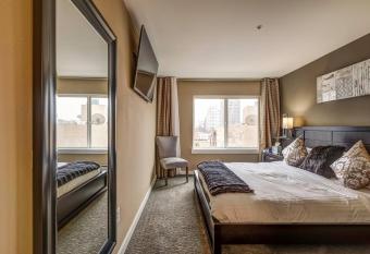 Modern Downtown Top Floor Penthouse With Bay Views allows 18 year olds to book a room