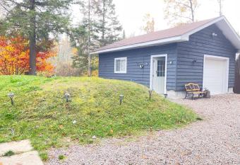 Janis Guest House 6-8 Guests has rooms with a private hot tub