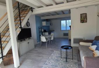 L annexe des Iris has Balcony rooms