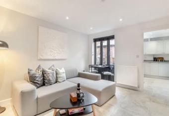 Town centre house with views over Quay! allows 18 year olds to book a room