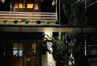 Snooze cottage has Balcony rooms