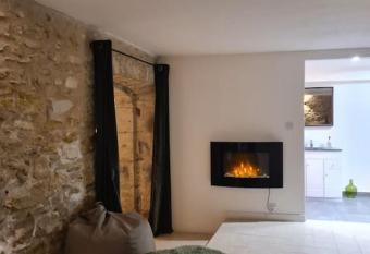 La maison du bonheur has rooms with a private hot tub