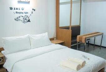 JW Happy room Huaikhwang has Balcony rooms