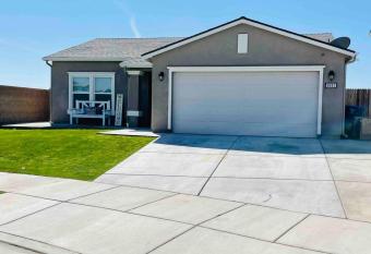 Landoverland has rooms with a private hot tub