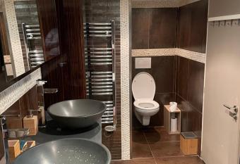 Loft duplex 2 chambres 102 m2 has rooms with a private hot tub