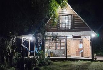 Chacara Mae Terra Chale Rustico agradavel e aconchegante! has Balcony rooms