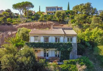 Villa vue mer au calme has Balcony rooms