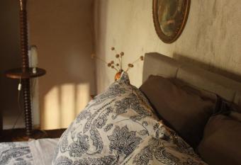 La Maison d Henriette allows 18 year olds to book a room