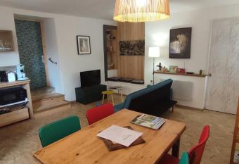 Appartement avec terrasse allows 18 year olds to book a room