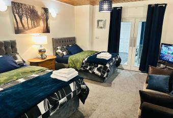 Modern 2 Bedroom Apt Derby City allows 18 year olds to book a room