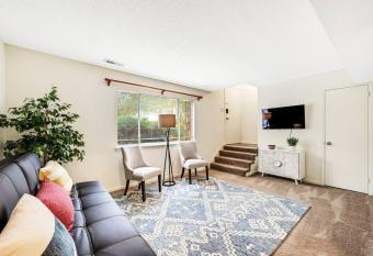 Covenient Townhome in Alabaster near Birmingham has Balcony rooms