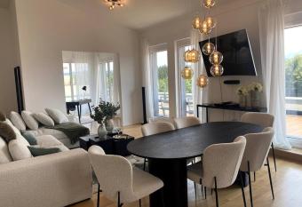 The Velden Experience has rooms with a private hot tub