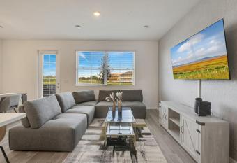 Modern Luxury Retreat: 3BR/2.5BA allows 18 year olds to book a room