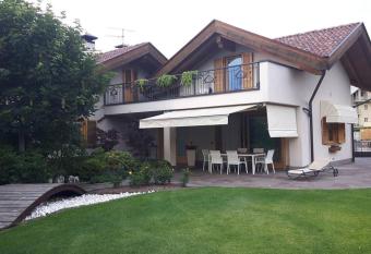 Mansarda con terrazzo e giardino Altopiano di Pin   has rooms with a private hot tub