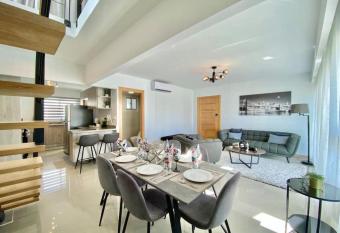 Stylish Apt Full AC King Bed has Balcony rooms