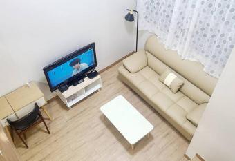 KEVIN HOME 42 allows 18 year olds to book a room