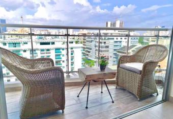 Stylish Centric Apt great View allows 18 year olds to book a room