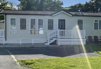 Quince allows 18 year olds to book a room