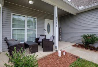 Comfortable Home near DWTN w/ Hot Tub has rooms with a private hot tub