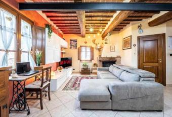 Certaldo Appartamento Daniela allows 18 year olds to book a room