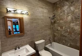 Cerul Mare Cabin has rooms with a private hot tub