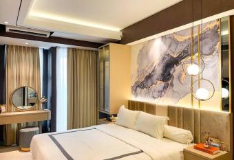 Modern Cozy La Casa VI at Benson Tower has Balcony rooms