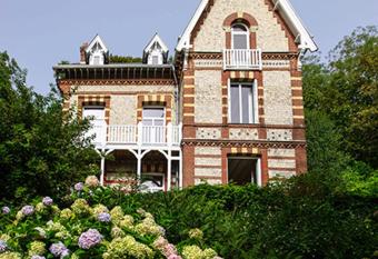 Villa Eliane - parking priv   allows 18 year olds to book a room