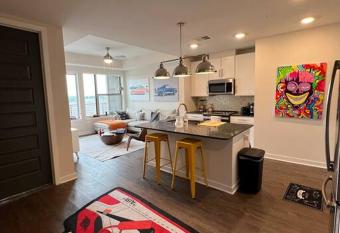 Modern Downtown Dallas Apt has Balcony rooms