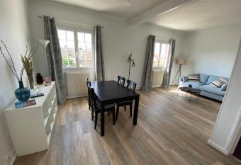 Appartement spacieux dans maison avec terrasse et jardin has Balcony rooms