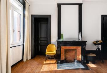 Esmeralda Hypercentre - chic et paisible has Balcony rooms