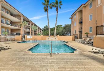 3 BR Condo 2 Pools Hot Tub Walk to Beach has rooms with a private hot tub