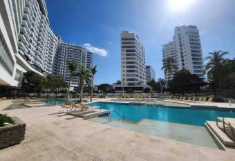 Apto Reserva del Mar Santa Marta - Club de Playa has rooms with a private hot tub