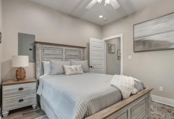 Waveland Beach Cottage 213 has rooms with a private hot tub